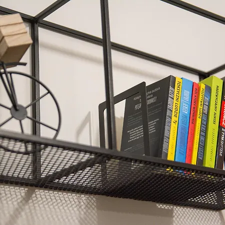 Premium Yellow Loft アパート レダ